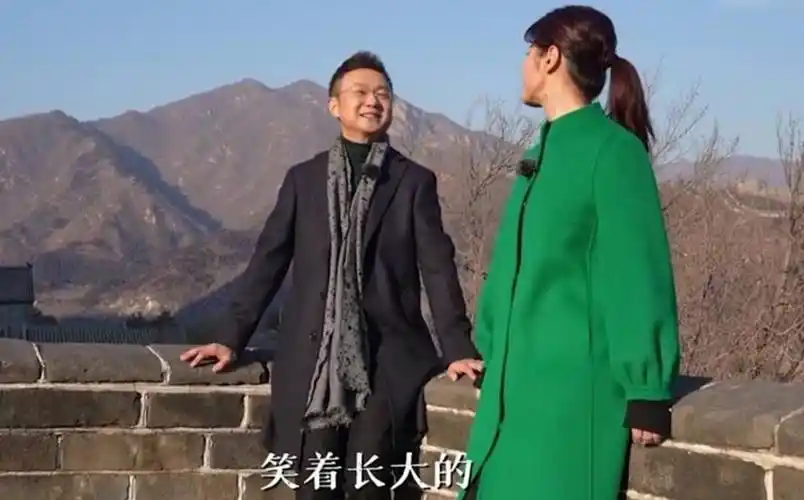 央视主播刚强与老婆合作,眼里都是爱意,春妮为他放弃17年丁克_婚姻