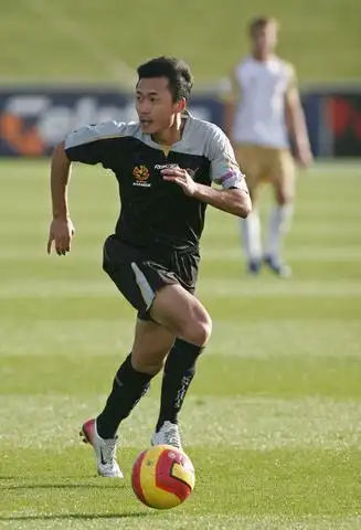 图文:高雷雷征战澳超 高速带球突进