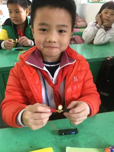 fd科创小实验-《点亮小灯泡》