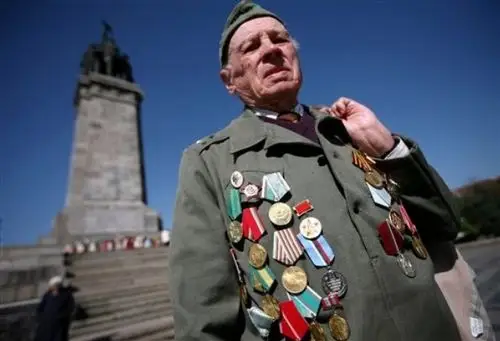 保加利亚二战老兵在苏军纪念碑前.