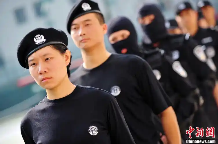 深圳特警队换装99式新一代特警战训服样式很新潮