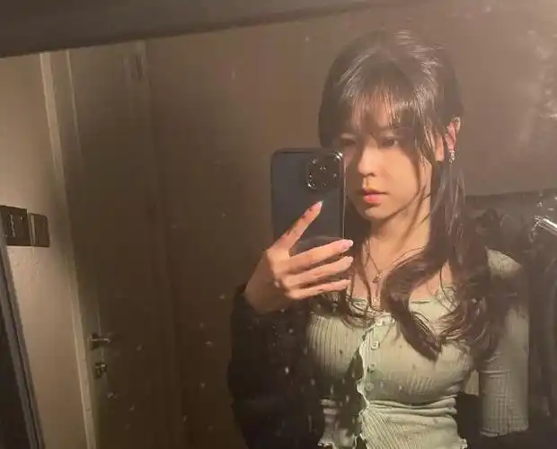 沫子穿衣风格太大胆裹胸不断滑落36d的身材是假的