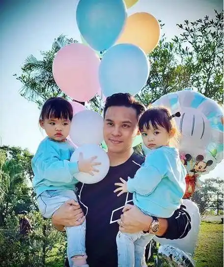 郭可颂是女星郭可盈的弟弟,双胞胎女儿偶尔会出现在林文龙郭可盈的