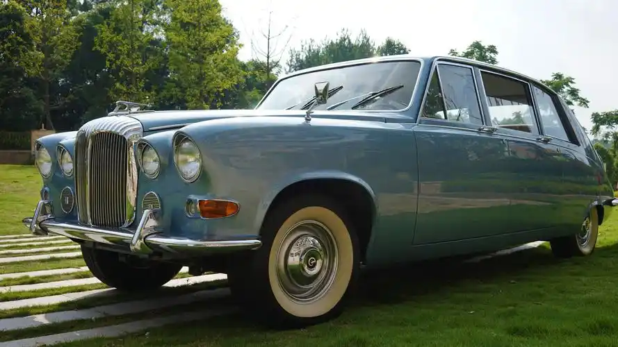 戴姆勒vs劳斯莱斯 到底谁更贵?_搜狐汽车_搜狐网