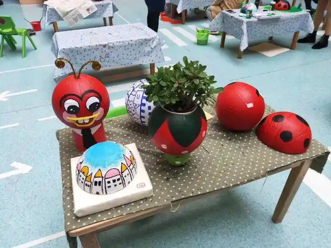 "旧球新创,快乐再延"----时代花园幼稚园教师废旧篮球改造技能大比武