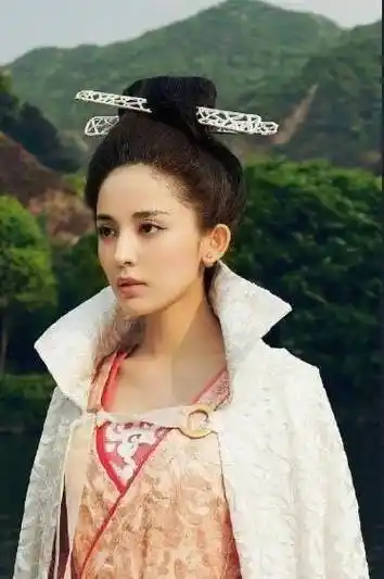 盘点古装剧中的六大美女_杨紫_迪丽热巴_带着