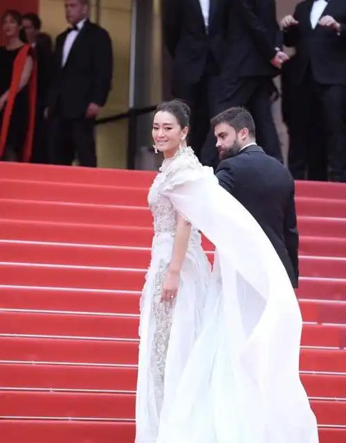 巩俐出席戛纳电影节获最高礼遇,经典沙滩照让粉丝难忘_网易订阅