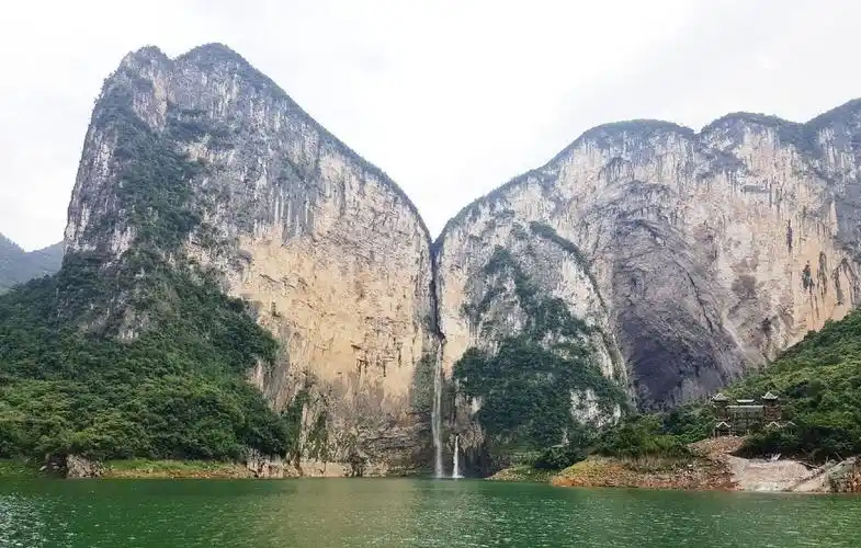 清江画廊一绝一一蝴蝶岩.