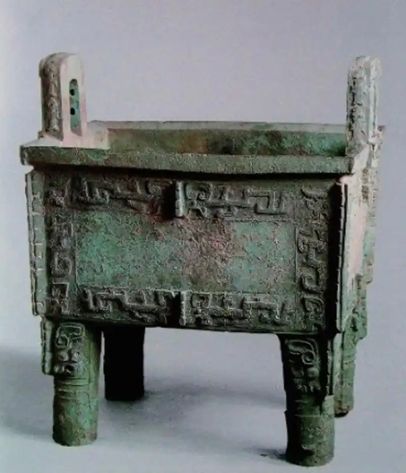 《司母戊鼎》 赏析 (1) 时代背景: 司母戊鼎又称后母戊鼎, 是商代青铜