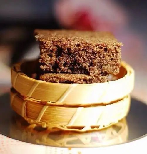 【黑米松糕】1.黑米提前一晚浸泡,漂洗干净;2.