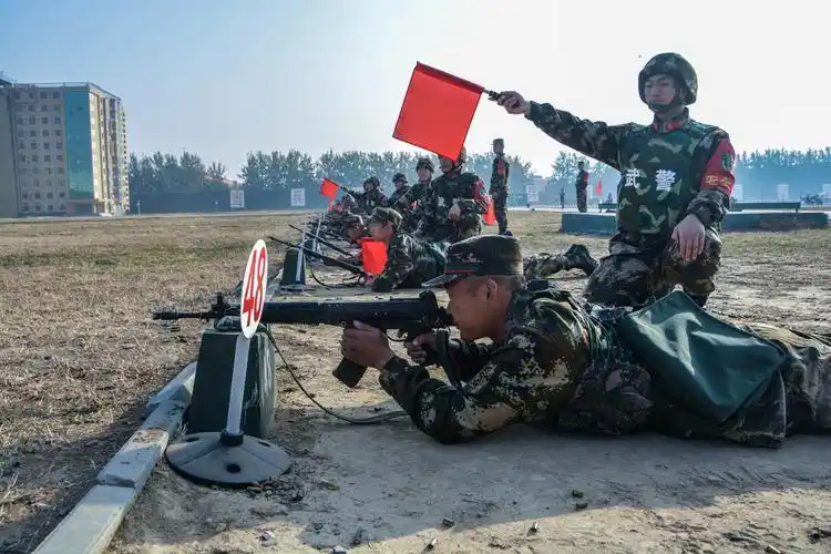 武警北京总队新兵打响新训第一枪 射击场上展荣光