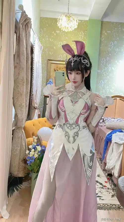 斗罗大陆:小舞cos又迎来一位女神,白丝好评,高跟鞋是白色的_原版_单论