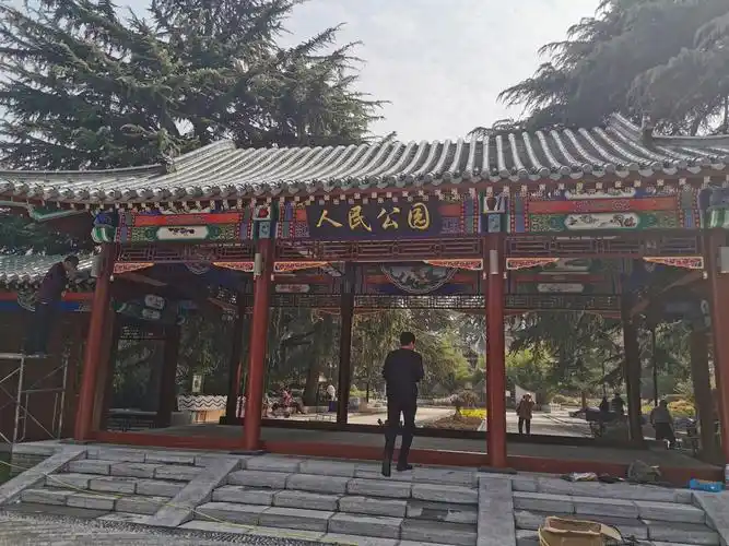 郑州人民公园西门大变样:服务设施更便民!-大河报网