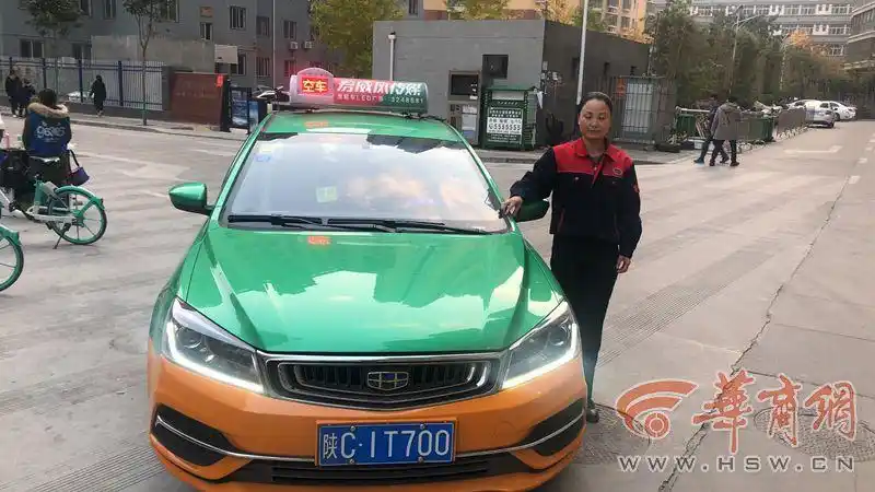 11月4日上午,乘客张女士和她的老伴专程来到宝鸡吉利出租车公司感谢的
