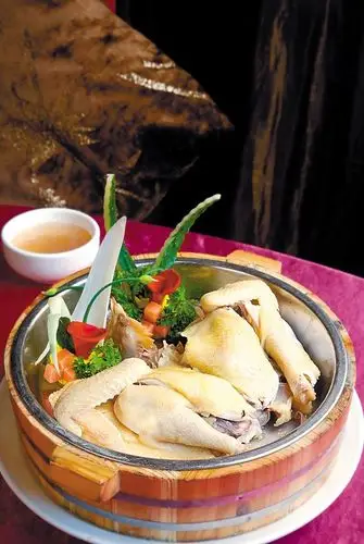 古典鸡的肉质特征:肉嫩味鲜,骨细香软,皮薄油少,百食不腻.