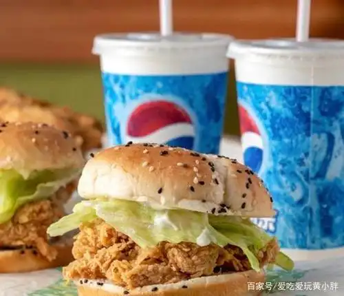 在福州万达,两个鸡腿汉堡加两杯可乐只要10元钱,美味又实惠!