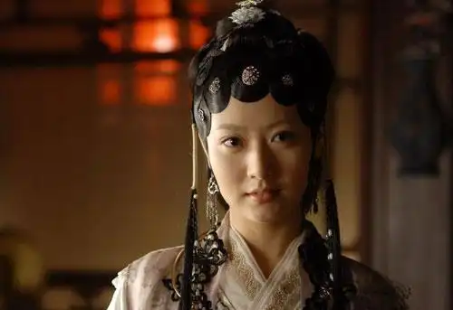 图:新版《红楼梦》成年薛宝钗 白冰饰演
