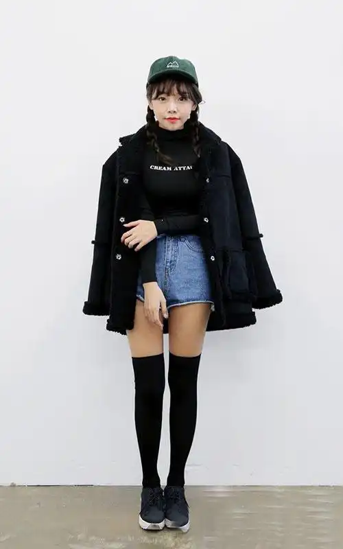 暖意十足,牛仔短裤与黑色过膝长袜的搭配,修饰腿型的效果很显著