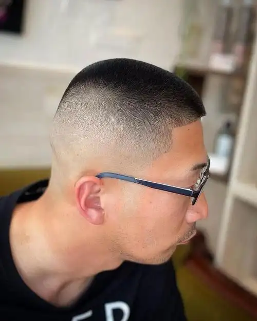 相信大多数男士还是比较喜欢这种超短的男士发型,简单清爽又特别的