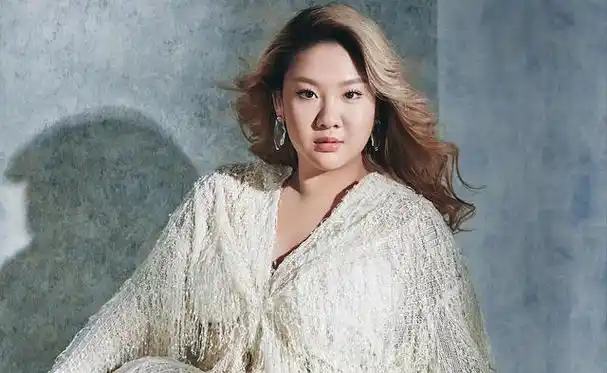 沈殿霞的勇敢抉择,虽让郑欣宜降生时万众瞩目,但也给她带来了深深的