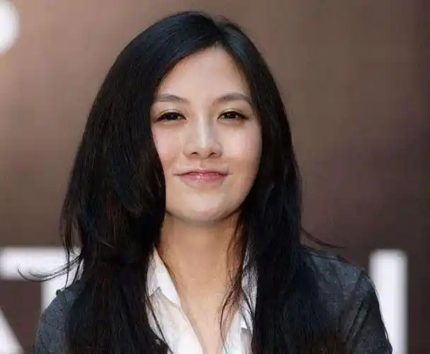 中国低调的女富豪30岁身价500亿却甘愿嫁给农村穷小子