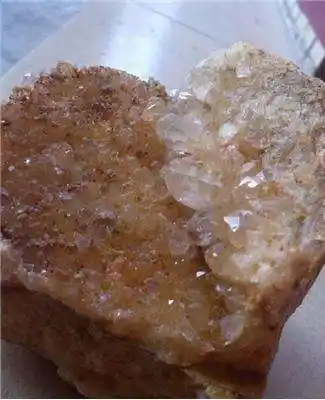 这是什么石头,主要好奇石头上那些像钻石的东西