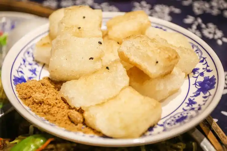 温州旅行不妨去尝尝这种美食,四人一圆筐的流水席,品味民族特色_畲族