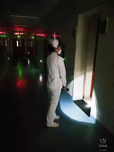 病房的门查看病人是否安好白天最热闹的休闲吧此刻寂静无声夜色下门诊