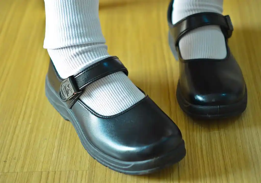 泰国女学生鞋,泰国女孩作为学校制服穿黑色皮鞋.