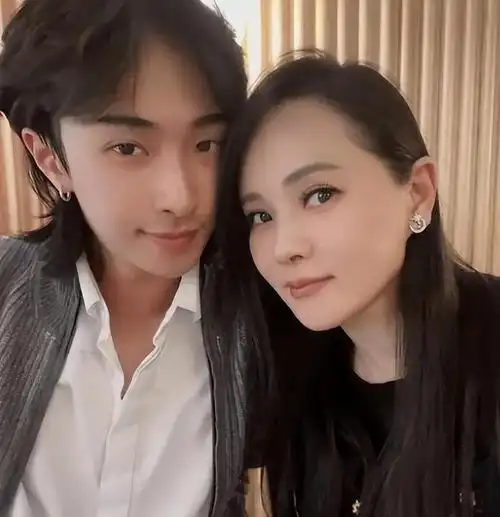 庾澄庆全家出席儿子哈利毕业典礼现任妻子气质出众伊能静缺席