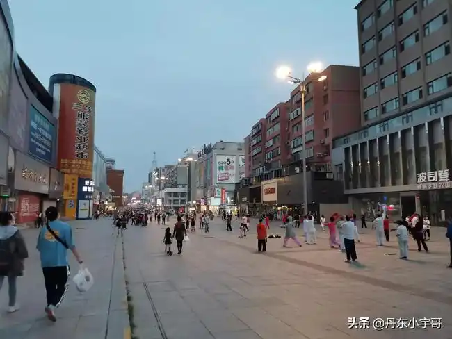 丹东步行街的傍晚是这样的额一个景象