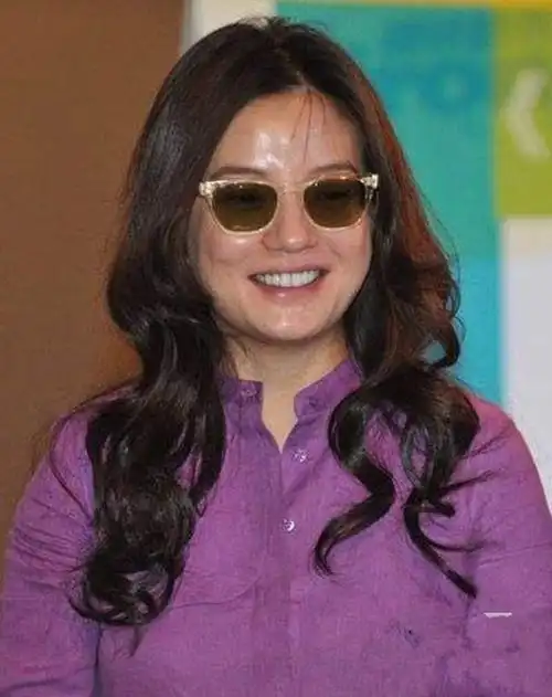 后来的赵薇结婚生女,胖了不少,颜值也随之受到影响.