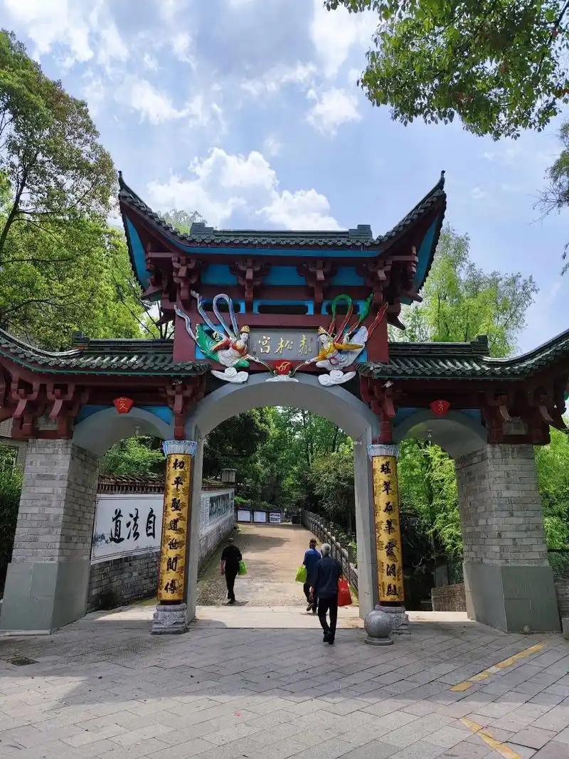 黄大仙赤松宫 未见初平迹,何临八卦中? 空山承上德,渺渺涤心虫.