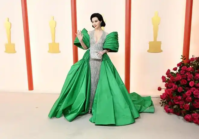 这条裙子带来的奢华感,和范冰冰前几天在巴黎的那条绿色羽毛裙带来的