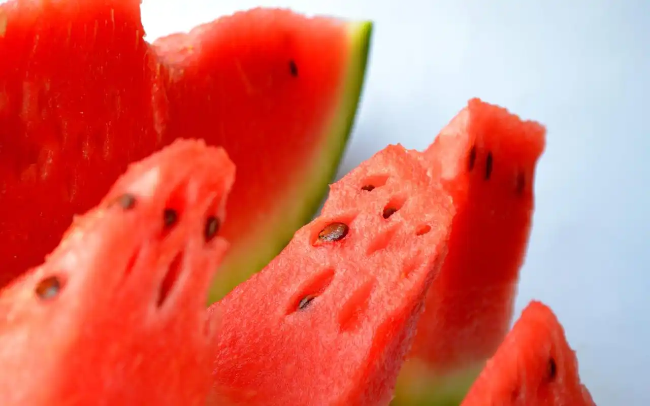 夏日清爽西瓜小清新壁纸_香甜多汁的美味水果