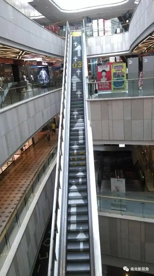 南充王府井商场内的部分电梯,居然是静止不动的