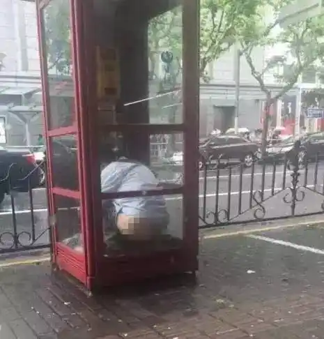 新闻调查有人拉屎有人睡觉遍体鳞伤的街头电话亭该何去何从frrrddsz