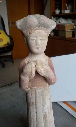 带彩宋代仕女陶俑
