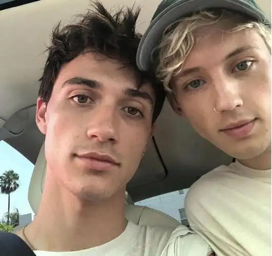 前男友布布(jacob bixenman)是一个帅气的模特,交往4年,传说2020年