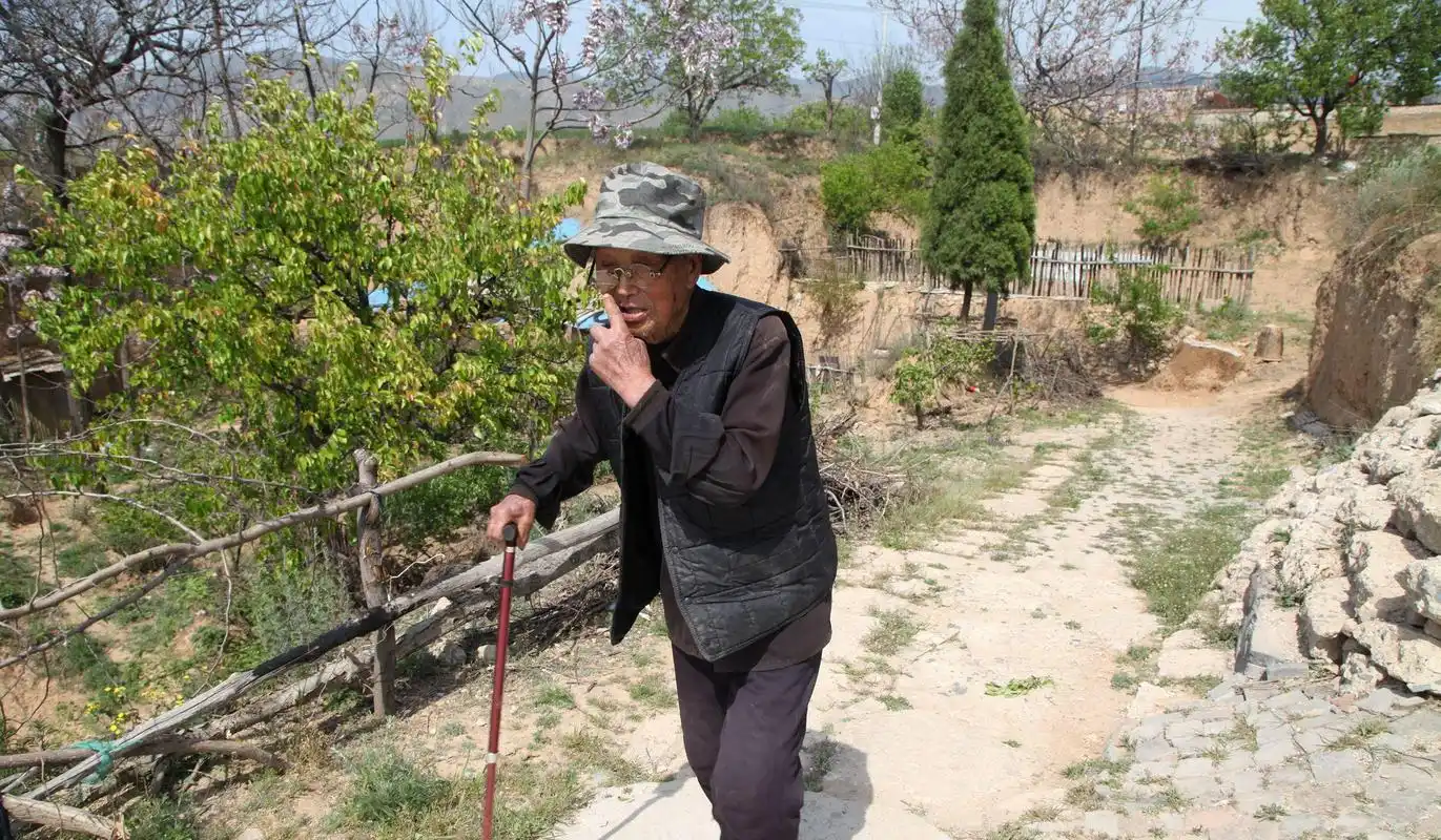 山西农村山坡上有个长沙发,88岁老人专为1人安放,看咋回