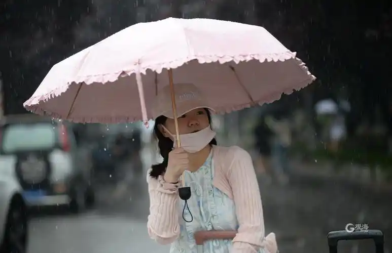 伞下百态镜头直击雨中行路人