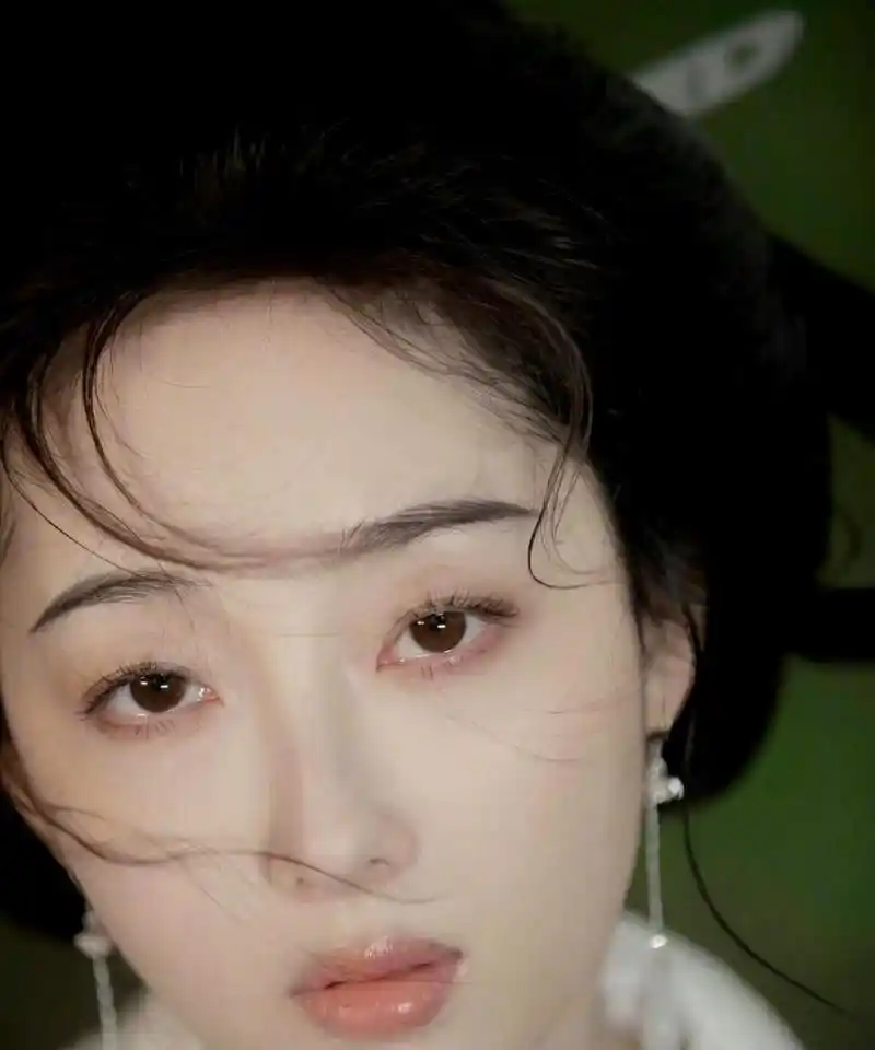 蒋梦婕饰演的林黛玉,眉间流露着淡淡的忧愁,散发出一股清新纯美的气息