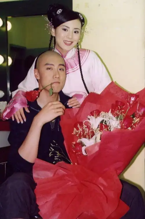 图文陈司翰上海片场过生日身穿马褂口衔玫瑰3