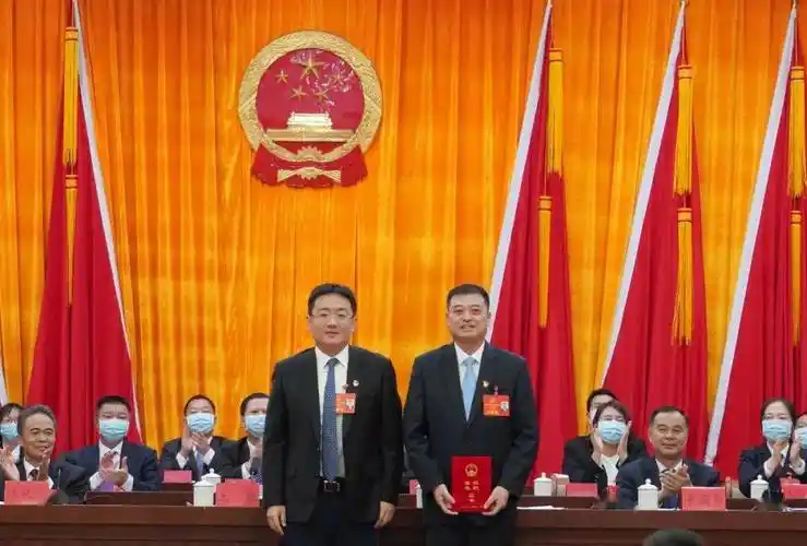 肖志坚当选为县人大常委会主任  陈哲江当选为县长