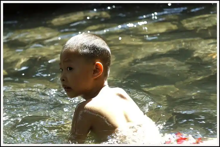 标题:戏水东豪涌的小孩(共12张)