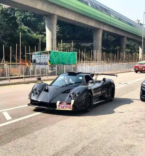 香港街头,一台帕加尼招摇过市,香港是全球范围内拥有帕加尼子多的城市