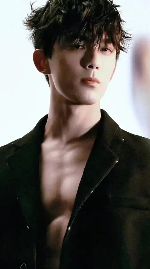 吴磊巴黎随拍##吴磊是又穿了深v吗