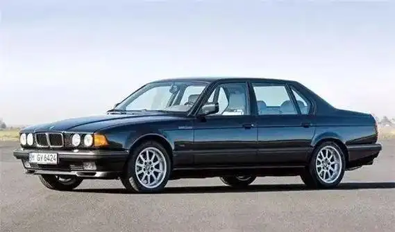 开启7系的v12征程,第二代宝马7系e32