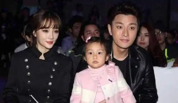 李小璐晒聊天记录我爱你遭拒,前夫晒情侣渔夫帽动态秒删