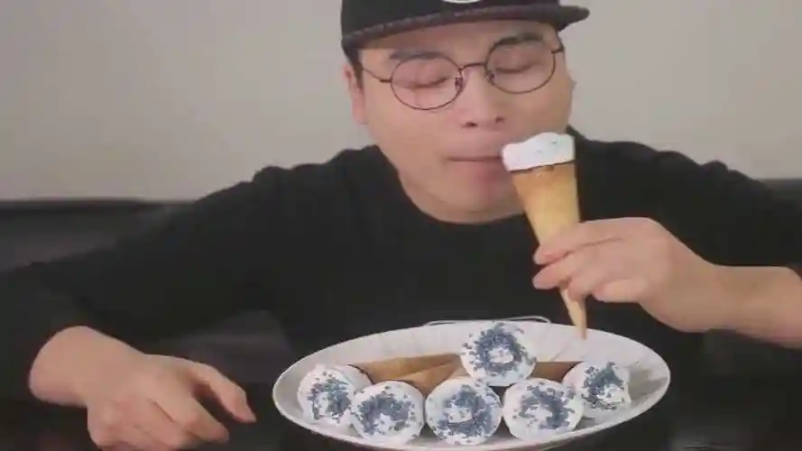 韩国吃播大胃王小哥吃冰淇淋,一个不够吃要吃一盘